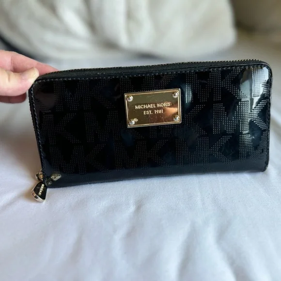 Michael Kors Wallet 🖤🖤 - Picture 2 of 7